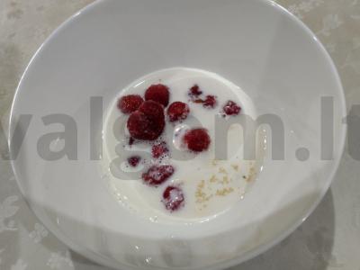 Nuostabus braškių ir rudųjų cukraus kokteilis Žingsnis 2