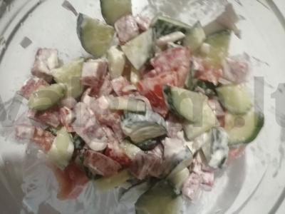 Daržovių ir dešros salotos pagrindine nuotrauka