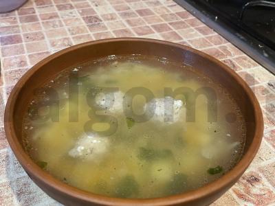 Sriuba su meatballs pietums pagrindine nuotrauka