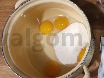 Obuolių ir kriaušių šarlotė arbatai Žingsnis 1