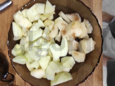 Obuolių ir kriaušių šarlotė arbatai Žingsnis 4