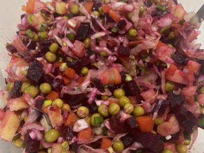 Klasikinis vinigretas su daržovėmis ir žaliu svogūnu pagrindine nuotrauka