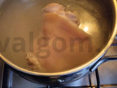 Kopūstų sriuba su kiaulienos kulniuku Žingsnis 1