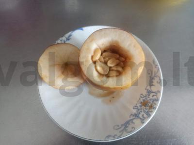 Obuolys, keptas su sūdytais žemės riešutais ir medumi pagrindine nuotrauka