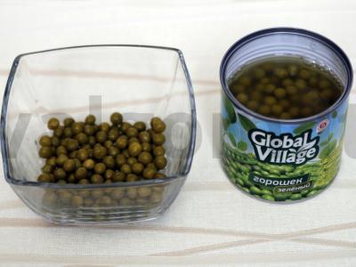 Sluoksniuotas salotas su žaliais žirneliais Žingsnis 2