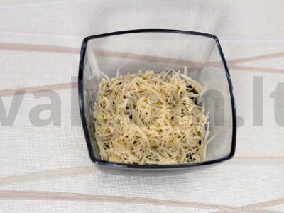 Sluoksniuotas salotas su žaliais žirneliais Žingsnis 3