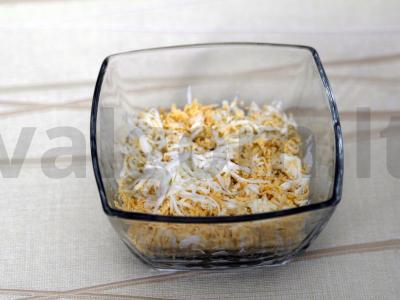 Sluoksniuotas salotas su žaliais žirneliais Žingsnis 4