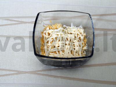 Sluoksniuotas salotas su žaliais žirneliais Žingsnis 5