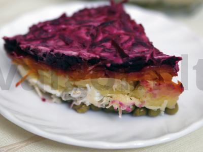 Sluoksniuotas salotas su žaliais žirneliais pagrindine nuotrauka