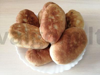 Kepti pyragėliai su ryžiais, kiaušiniu ir žaliu svogūnu pagrindine nuotrauka