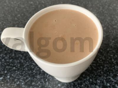 Kakava su ištirpintu pienu ir cinamonu pagrindine nuotrauka