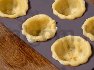 Smėliniai krepšeliai su baltymų kremu ir braškėmis Žingsnis 7