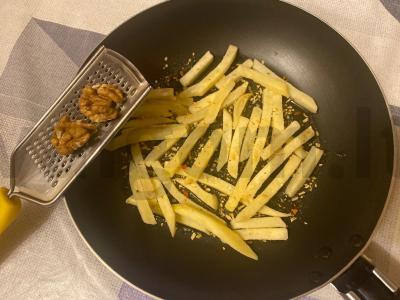 Bulvytės fri su graikiniais riešutais ir džiovintomis daržovėmis Žingsnis 5