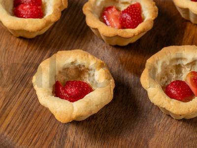 Smėliniai krepšeliai su baltymų kremu ir braškėmis Žingsnis 15