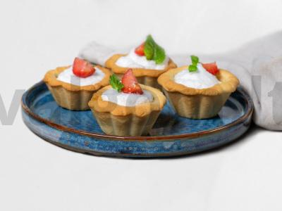 Smėliniai krepšeliai su baltymų kremu ir braškėmis pagrindine nuotrauka