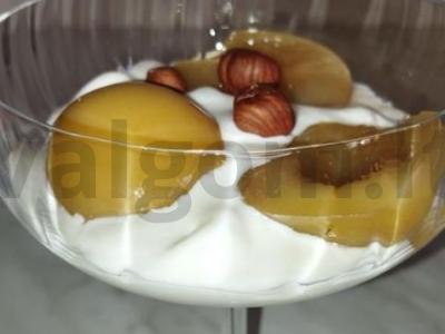 Skanus desertas su persikais pagrindine nuotrauka