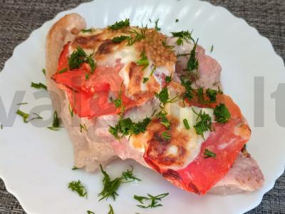 Kiauliena, kepta su pomidorais, sūriu ir grūdėta garstyčia pagrindine nuotrauka