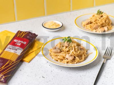 Spagečiai su vištiena grietinės padaže pagrindine nuotrauka