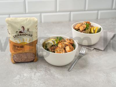 Grikių, krevečių ir pesto dubuo pagrindine nuotrauka