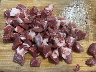 Grikių košė su kiauliena ir daržovėmis keptuvėje Žingsnis 1