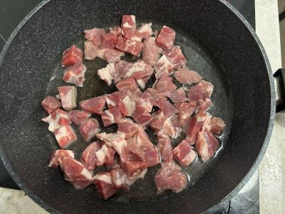 Grikių košė su kiauliena ir daržovėmis keptuvėje Žingsnis 2