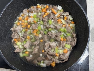 Grikių košė su kiauliena ir daržovėmis keptuvėje Žingsnis 4