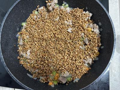 Grikių košė su kiauliena ir daržovėmis keptuvėje Žingsnis 5