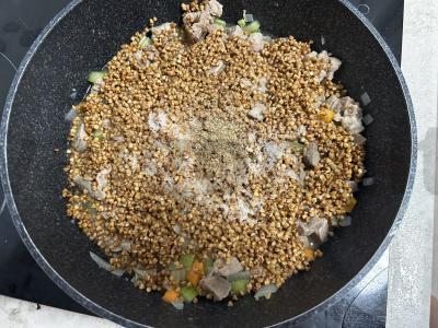 Grikių košė su kiauliena ir daržovėmis keptuvėje Žingsnis 6