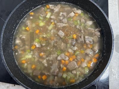 Grikių košė su kiauliena ir daržovėmis keptuvėje Žingsnis 7