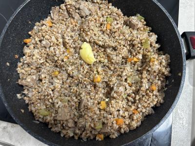 Grikių košė su kiauliena ir daržovėmis keptuvėje Žingsnis 9