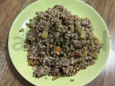 Grikių košė su kiauliena ir daržovėmis keptuvėje pagrindine nuotrauka