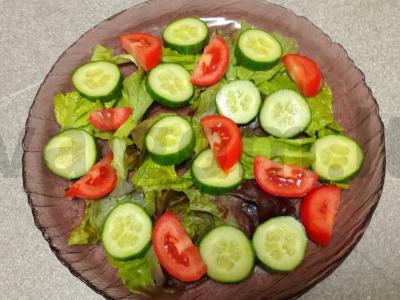 Salotas su daržovėmis, slyvomis, feijoa ir mocarela Žingsnis 3