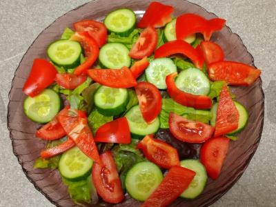 Salotas su daržovėmis, slyvomis, feijoa ir mocarela Žingsnis 4