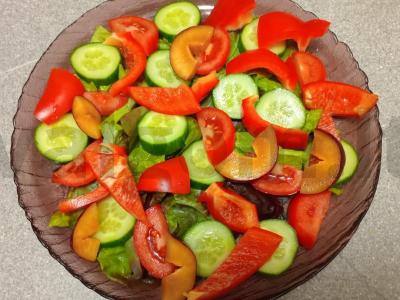 Salotas su daržovėmis, slyvomis, feijoa ir mocarela Žingsnis 5