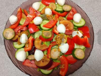 Salotas su daržovėmis, slyvomis, feijoa ir mocarela Žingsnis 8