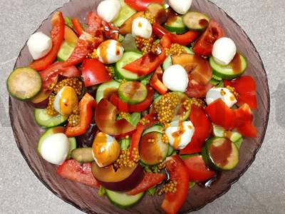 Salotas su daržovėmis, slyvomis, feijoa ir mocarela Žingsnis 9