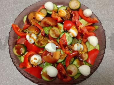 Salotas su daržovėmis, slyvomis, feijoa ir mocarela pagrindine nuotrauka