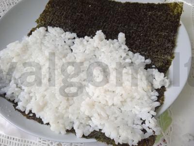 Rulonai su silpnai sūdyta lašiša ir sūriu Žingsnis 1