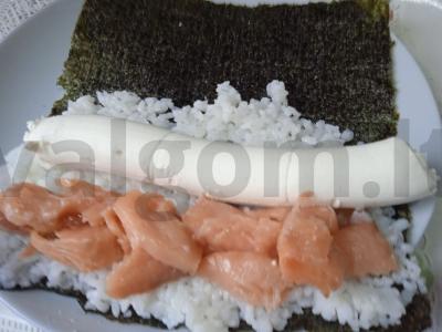 Rulonai su silpnai sūdyta lašiša ir sūriu Žingsnis 4