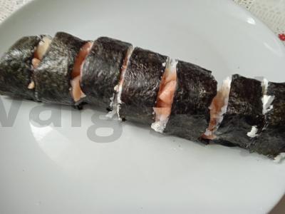 Rulonai su silpnai sūdyta lašiša ir sūriu Žingsnis 6