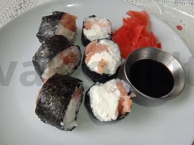 Rulonai su silpnai sūdyta lašiša ir sūriu pagrindine nuotrauka