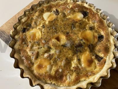 Auksinis pyragas su vištienos krūtinėle ir grybais pagrindine nuotrauka