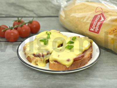 Karšti sumuštiniai su dešra ir pomidorais mikrobangų krosnelėje pagrindine nuotrauka