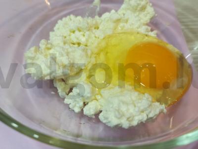 Varškės apkepas su razinomis Žingsnis 1