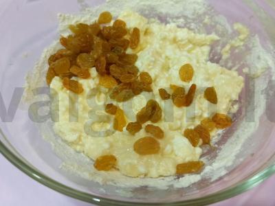 Varškės apkepas su razinomis Žingsnis 3