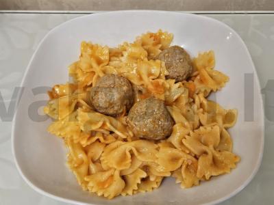 Makaronai su mėsos kukuliais pomidorų padaže pagrindine nuotrauka