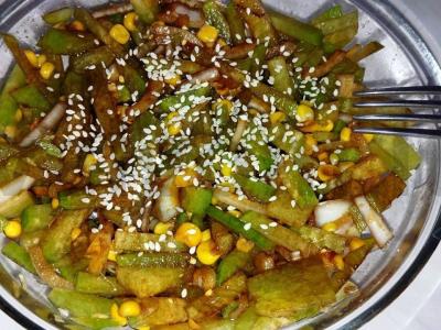 Skanus salotas su kukurūzais ir ridikėliais pagrindine nuotrauka