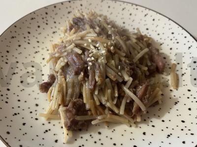 Kepta vermišelė su troškintu mėsa pagrindine nuotrauka