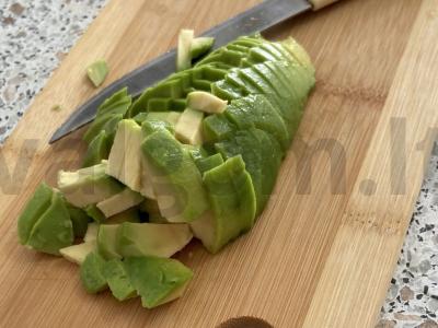 Guacamole su baziliku ir augaliniu aliejumi ant daugiagrūdžių skrudintų duonos Žingsnis 1