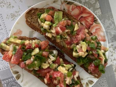 Guacamole su baziliku ir augaliniu aliejumi ant daugiagrūdžių skrudintų duonos Žingsnis 7